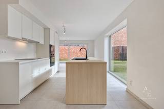 Deze prachtige nieuwbouwwoning met tuin, aparte berging en carport te koop aan 6% BTW wordt u te koop aangeboden door Access Estate. Maak jouw afspraak via sms of WhatsApp door te sturen naar via 0475 92 30 35. Welkom in het stijlvolle nieuwbouwproject “COOPPALLAAN WETTEREN” in Wetteren! Op een boogscheut van het centrum van Wetteren bevindt zich dit kleinschalige en kwalitatieve woonproject op een uiterst strategische locatie vlakbij de oevers van de Schelde. Troeven:<br />- Privatieve tuin met terras en afsluiting, - Vloerverwarming op zowel het gelijkvloers als op de eerste verdieping,<br />- Badkamer EN aparte douchekamer!- Warmtepomp met passieve koeling voor aangename zomers,<br />- Zonnepanelen voor een lagere energiefactuur, - Ventilatiesysteem D voor een gezond binnenklimaat,<br />- Mogelijkheid tot elektrisch laden. Weetjes: - bij de aankoop van de woning, is de berging (6 000€ excl. kosten), en carport (22 000€ excl. kosten) verplicht mee aan te kopen. - aansluitingskosten nutsvoorzieningen niet inbegrepen (ongeveer 7 000€ incl. BTW), - aandeel splitsingsakte, opmetingskosten niet inbegrepen (ongeveer 2 000€ incl. BTW). Dankzij het verlaagde BTW tarief van 6% bespaart u aanzienlijk op uw aankoop, mits u voldoet aan de wettelijke voorwaarden. Profiteer nu van 6% BTW — ook als investeerder!<br />Goed nieuws voor investeerders: ook bij vastgoed dat minstens 15 jaar wordt verhuurd, kan u genieten van dit gunstige 6%-tarief. Interesse? Neem vandaag nog contact op en ontdek deze laatste opportuniteit!