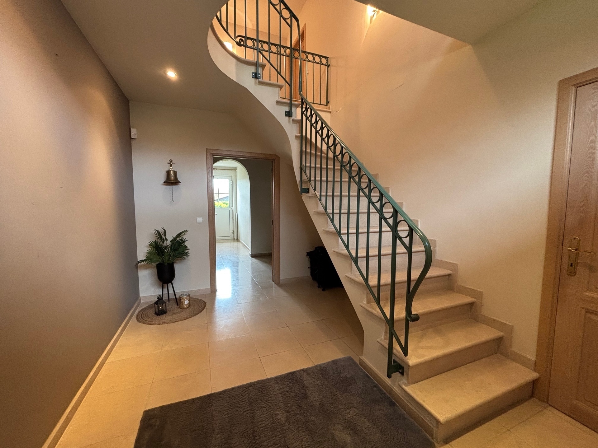 Ruime villa in een rustige omgeving met een grote tuin  - foto 5