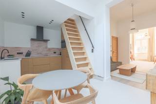 Op zoek naar een <strong>smaakvol, compleet ingericht appartement</strong> in het bruisende hart van ’t Zuid?<br />Dan word je instant gelukkig in de Graaf van Egmontstraat. Dit <strong>gelijkvloers appartement</strong> werd zopas volledig gerenoveerd met oog voor detail en liefde voor stijl. Het resultaat? Een zachte mix van karakter, comfort en hedendaags design.<br /><br />De indeling zit helemaal goed: vooraan een gezellige <strong>werk- of zithoek</strong> met zicht op de charmante gevels van de straat, centraal een mooie leefruimte die moeiteloos overloopt in de warme open keuken. De keuken is niet alleen knap, maar ook functioneel – van stijlvolle kasten tot handige toestellen, alles klopt hier gewoon.<br /><br />De badkamer is compact maar luxueus, met een strakke inloopdouche, elegante afwerking en ruimte voor wasmachine en droogkast.<br />En boven? Daar wacht een knusse slaapkamer, slim geïntegreerd op de tussenverdieping.<br /><br />Achteraan geniet je nog van een klein maar fijn <strong>terrasje</strong> - ideaal voor een koffie in de zon of een aperitiefje op het einde van de dag.<br /><br />Wat dit appartement extra bijzonder maakt? Het is <span><strong>volledig bemeubeld en uitgerust</strong></span>, tot in het kleinste detail.<br />Denk: lakens, handdoeken, servies, koffiemachine, TV,… Je hoeft enkel je koffer mee te nemen. Ook de <span><strong>nutsvoorzieningen</strong></span> (gas, elektriciteit, water, internet) zijn <span><strong>inbegrepen in de huurprijs!</strong></span> Geen gedoe, geen verrassingen, gewoon zorgeloos wonen.<br /><br />En alsof dat nog niet genoeg is: om de hoek ligt het gloednieuwe Zuidpark. Groen, uitnodigend en ideaal om te wandelen, sporten of gewoon wat te genieten van het buitenleven in de stad.<br /><br />Dit is "<em>city living</em>" op z’n best: stijlvol, slim en zonder zorgen! Huurcontract op naam van een firma mogelijk.<br /><br />De ALL-IN huurprijs bedraagt 1.900 euro per maand (= exclusief BTW)<br /><br />- GEEN bijkomende/gem. kosten<br />- Onmiddellijk beschikbaar<br />- 3 maanden huurwaarborg<br />- Kosten plaatsbeschrijving: 50/50 huurder en verhuurder<br /><br />Interesse? Kom je graag eens kijken? Plan een bezoek in via volgende link https://jamar.immo/te-huur/zorgeloos-all-in-en-stijlvol-wonen-op-het-zuid/