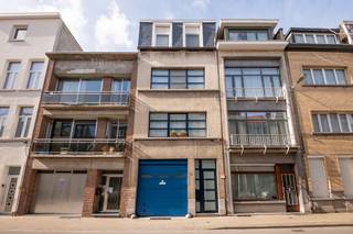 Deze woning biedt tal van mogelijkheden en is ideaal voor wie op zoek is naar ruimte, comfort en functionaliteit. Dankzij de praktische indeling en het grote aantal slaapkamers is deze woning perfect geschikt voor grotere gezinnen of voor wie wonen en werken wil combineren.

U betreedt de woning via de inkomhal, die toegang biedt tot een ruime polyvalente ruimte op het gelijkvloers. Deze ruimte is momenteel ingericht als bureau en fitnessruimte en beschikt bovendien over een eigen badkamer en sauna. Aansluitend bevindt zich de prachtige en onderhoudsvriendelijke stadskoer, waar u in alle rust kan genieten van het buitenleven.

Op de eerste verdieping bevindt zich de lichtrijke en ruime leefruimte met aansluitend een open keuken, die zorgt voor een aangename en open leefomgeving. Op het tussenverdiep bevindt zich de badkamer, die in 2022 volledig werd gerenoveerd en voorzien is van alle hedendaagse comfort.

De twee bovenste verdiepingen bieden telkens plaats aan twee volwaardige slaapkamers, wat zorgt voor maar liefst vier ruime slaapkamers in totaal.

Tot slot beschikt deze woning ook over een inpandige garage.