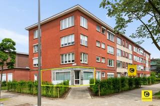 <h2><span>APPARTEMENT LUMINEUX AU REZ-DE-CHAUSSÉE</span></h2><p><span>Ce charmant appartement au rez-de-chaussée est situé dans un petit immeuble avec jardin commun. Grâce à ses nombreuses fenêtres, l'appartement bénéficie d'une lumière naturelle agréable et d'une sensation d'ouverture et d'aération.</span></p><h3><span>Aménagement</span></h3><p><span>Vous entrez dans l'appartement par un espace de vie spacieux et lumineux, suivi d'une cuisine ouverte. La cuisine est entièrement équipée de tous les appareils nécessaires.</span></p><p><span>La chambre à coucher donne un accès direct à la salle de bains, qui dispose d'une douche, d'un lavabo et de toilettes.</span></p><h3><span>Avantages supplémentaires</span></h3><ul><li><span>Bâtiment de petite taille avec des coûts généraux peu élevés </span></li><li><span>Appartement au rez-de-chaussée </span></li><li><span>Beaucoup de lumière naturelle </span></li><li><span>Électricité conforme </span></li><li><span>Jardin commun </span></li><li><span>Disponible par acte notarié </span></li></ul><p><span>Un appartement idéal pour les débutants, les célibataires ou comme investissement.</span></p>