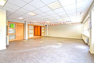 Centraal gelegen handelsruimte (148 m²) in centrum Diksmuide! Beschikt over enkele polyvalante ruimtes die nog kunnen ingedeeld worden naar...