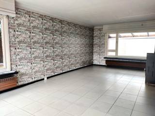 <p><strong>TE RENOVEREN </strong>woning met 3 slaapkamers en <strong>MAGAZIJN</strong> op een mooie groene locatie te St. Job in t Goor. Op wandelafstand van natuurgebied La Garenne, diverse wandel- en fietsroutes in de directe omgeving. Het centrum van St. Job in t Goor met tal van winkels en scholen op enkele minuten afstand. Ook de snelweg E19 is vlakbij en op enkele minuten bereikbaar.</p>
<p>De woning werd opgericht in 1962 op een perceel van 1000m², de woonruimte bedraagt +/- 120m² met volgende indeling: inkomhal met toegang tot de wasplaats, gastentoilet en eenvoudig ingerichte en te renoveren badkamer. Woonkamer (27m²) met zicht op het terras en de voortuin. Achteraan de eenvoudig ingerichte keuken en kleine berging. Grenzend aan de keuken een overdekt terras.</p>
<p>Op de eerste verdieping een nachthal, slaapkamer 1 (14m²), slaapkamer 2 (13m²) en slaapkamer 3 (6m²). Met een uitschuiftrap in de nachthal toegang tot de zolder met een zolderkamer (25m²) met aansluiting CV brander.</p>
<p>Achteraan het perceel een bijgebouw / magazijn van 98m² voorzien van twee poorten alsook ramen en een buitendeur. Het perceel heeft aan de achterzijde een aparte toegang langs de Vorsenkwaak. De voortuin met terras heeft een zuidwest oriëntatie en uitzicht op een mooi groen decor. De oprit voor en naast de woning biedt voldoende plaats voor meerdere wagens.</p>
<p>Voor de woning en het magazijn is een RENOVATIE / UPDATE te voorzien al werden de voorbije jaren al verschillende vernieuwingen uitgevoerd (DI HR glas, nieuwe CV brander 2025, conforme elektrische installatie, dakisolatie).</p>
<p>Interesse in deze charmante woning met heel wat mogelijkheden, bel of mail ons voor alle verdere info of een bezoek. --- 03/636.47.47 --- lieven@coga.be ---</p>