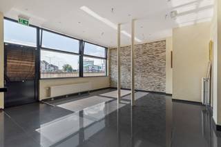 Deze ruime woning met handelsgelijkvloers is gelegen op een uiterst centrale locatie, vlak aan het station van Lier. Het pand bevindt zich in goede staat en biedt dankzij de combinatie van wonen en werken tal van mogelijkheden.<br /><br />Op het gelijkvloers bevindt zich een lichtrijke handelsruimte, voorzien van sanitair en de mogelijkheid tot het installeren van een keuken. Daarnaast is er een badkamer met aansluitingen voor een wasmachine en droogkast.<br /><br />Op de eerste verdieping leidt de hal naar de aangename, lichtrijke leefruimte met open keuken. Op deze verdieping bevindt zich tevens een ruime slaapkamer (17m²).<br />De tweede verdieping beschikt over twee volwaardige slaapkamers (21,5 m² / 17 m²), een badkamer en een apart toilet.<br /><br />Tot slot beschikt het pand over een ruime kelder van 20 m², ideaal als extra opslagruimte.<br /><br />Troeven:<br />+ Energiezuinig (EPC B)<br />+ Elektriciteit = conform<br />+ 3 Slaapkamers<br />+ Lichtrijk handelsgelijkvloers<br />+ Veel mogelijkheden<br />+ Centrale locatie aan het station van Lier <br /><br />Benieuwd? Contacteer ons voor een afspraak ter plaatse via 03 337 50 70 of info@vbvastgoed.be. 