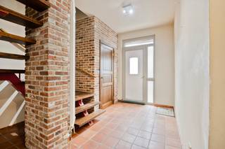 Zeer aangenaam gelegen woning met grote ruimtes en 4 slaapkamers. Indeling op de gelijkvloers: hal met toilet, woonkamer met uitzicht op de tuin, keuken, veranda, ruime berging, garage met automatische poort. Op de eerste verdieping: 4 slaapkamers, badkamer met bad, dubbele lavabo en wc. Verder is er nog een zolder die eventuele uitbreidmogelijkheden biedt. De grote tuin is omgeven door groen en natuur.
