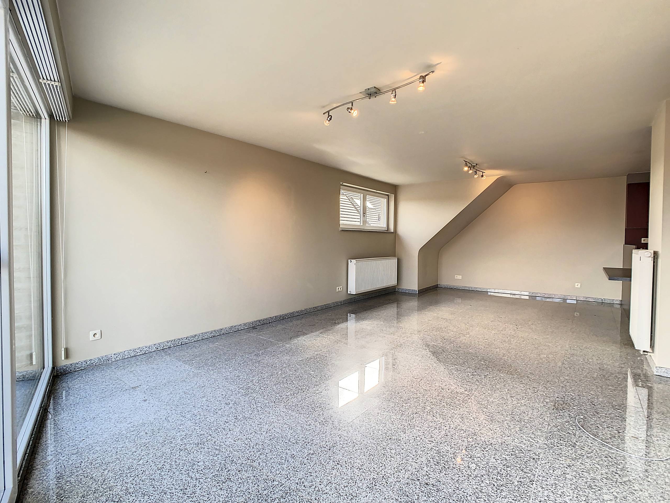 Lichtrijk 2-slaapkamerappartement met terras - foto 3