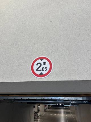Op een rustige en gezellige locatie in Gent bevindt zich deze ondergrondse autostaanplaats, gelegen op verdieping -2. De parkeerplaats is...
