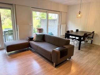 Instapklare gezinswoning met 4 slaapkamers, dressing, inpandige garage en mooie tuin.<br />In Wetteren bevindt zich deze uitstekend onderhouden woning uit 2011, gunstig gelegen nabij winkels, scholen, openbaar vervoer en zorgvoorzieningen. Dankzij de hoogwaardige afwerking door de eigenaars en een volledige professionele herschildering in 2025 is ze vandaag volledig instapklaar.<br />Bij het betreden valt onmiddellijk de aangename lichtinval op. De leefruimte geeft rechtstreeks toegang tot het terras en de tuin, wat zorgt voor een warme en gezellige sfeer. De open keuken met gasvuur is van alle comfort voorzien.<br /><br />Indeling:<br />Op het gelijkvloers: inkom met gastentoilet, leefruimte met eetplaats, open keuken en inpandige garage met berging. Op de eerste verdieping: 3 volwaardige slaapkamers, een dressing en een badkamer met ligbad, douche, toilet en dubbele wastafel. Op de tweede verdieping, bereikbaar via een vaste trap: een vierde slaapkamer en ruime zolderberging.<br />Buiten geniet je van een aangenaam terras met uitzicht op de groene omgeving. De tuinberging is bereikbaar via de oprit of via de tuin. Op de oprit is er parkeergelegenheid voor 2 wagens.<br /><br />Technisch: centrale verwarming op gas, dubbele beglazing, EPC A, conforme elektriciteit, regenwaterput van 5.000 liter en 14 zonnepanelen.<br />Kortom, een ideale gezinswoning met hoogwaardige afwerking, groot leefcomfort en een prachtige tuin.<br /><br />Maak een afspraak voor een bezichtiging op 0485 68 66 67.<br /><br />De vermelde prijs betreft een instelprijs. De eigenaar behoudt zich het recht voor om elk bod te aanvaarden of te weigeren.<br />