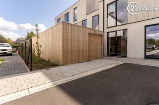 <p><span>Dit moderne nieuwbouwappartement in de Georges Staesstraat te Beveren biedt comfortabel en energiezuinig woonplezier op een aangename locatie.</span></p> <p><span>Het appartement beschikt over een lichtrijke leefruimte met aansluitend een ruim en gezellig terras. De open indeling zorgt voor een aangenaam gevoel van ruimte en maakt dit appartement ideaal voor wie houdt van modern wooncomfort.</span></p> <p><span>Verder zijn er 2 volwaardige slaapkamers, een verzorgde badkamer en voldoende praktische bergruimte.</span></p> <p><span>Een grote troef is de privatieve parkeerplaats op verdieping -1. Fietsen kunnen veilig gestald worden in de fietsenberging in het gebouw. Daarnaast is er ook een bijkomende fietsenstalling aan het gebouw voorzien.</span></p> <p><strong><span>Troeven:</span></strong></p> <ul> <li> <p><span>Nieuwbouwappartement</span></p> </li> <li> <p><span>2 slaapkamers</span></p> </li> <li> <p><span>Mooi terras</span></p> </li> <li> <p><span>Privatieve parkeerplaats op verdieping -1</span></p> </li> <li> <p><span>Fietsenberging in het gebouw</span></p> </li> <li> <p><span>Extra fietsenstalling aan het gebouw</span></p> </li> <li> <p><span>Moderne en lichtrijke afwerking</span></p> </li> <li> <p><span>Aangename ligging in Beveren</span></p> </li> </ul> <p><span>Een ideaal appartement voor wie comfortabel en zorgeloos wil wonen in een recente nieuwbouwomgeving</span></p>