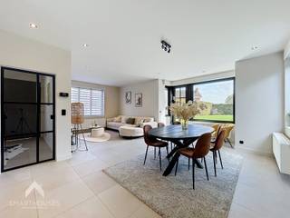 <p>Energiezuinige vrijstaande woning op een mooie locatie bestaande uit een riante inkomhal met gastentoilet, gezellige leefruimte met eet-en zithoek, volledig uitgeruste keuken met kookeiland en eetplaats, praktische was/bergplaats en een grote tuin met aangelegde zonneterrassen en losstaande garage van 25m².</p>
<p>Op de eerste verdieping zijn 3 slaapkamers waarvan 2 met ingemaakte kasten, ingerichte badkamer (inloopdouche, ligbad, dubbele lavabo en toilet) en een vaste trap naar de tweede verdieping die afgewerkt is met een ruime 4<sup>de</sup> slaapkamer en een bergzolder.</p>
<p>Extra troeven:</p>
<ul>
<li>Energiezuinig</li>
<li>Conforme keuring elektriciteit</li>
<li>Regenwaterput</li>
<li>Private oprit met ruime losstaande garage</li>
<li>Droge kelder</li>
<li>Aangelegde en omheinde tuin</li>
<li>Mooie en rustige locatie</li>
<li>Instapklaar</li>
</ul>
<p>Deze villa is te koop ZONDER makelaar via het concept van Smart Houses! Wenst u verdere inlichtingen of bezoek? Contacteer rechtstreeks de eigenaar via +32494867373</p>