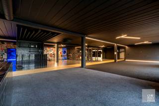 TROEVEN:<br />- Goede visibiliteit<br />- Voldoende parkeergelegenheid<br />- Gerenoveerd in 2020<br />- Op enkele minuten verwijderd van de E314<br />- Goede bereikbaarheid<br />- Dubbele beglazing<br />- Gepolierde betonvloer bedekt met vinyl, parket en kunstgras<br />- Kitchenette (2x) <br />- Sanitaire voorzieningen<br />- Doucheruimtes<br />- Airconditioning