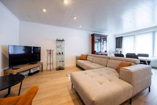 Bent u op zoek naar een gelijkvloers appartement met 3 slaapkamers, tuin en garage in Schoten? Dan is deze eigendom ideaal voor u.<br />Dit appartement maakt deel uit van een kleinschalig gebouw en is gelegen in de rustige wijk Deuzeld in Schoten met voornamelijk lokaal verkeer. Openbaar vervoer is voldoende aanwezig en de vlotte bereikbaarheid met de Ring zijn een extra troef.<br />Indeling: de inkomhal brengt ons naar de gezellige woonkamer (35m²) met aansluitend de ingerichte keuken (5m²). De nachthal geeft toegang tot het toilet, de badkamer (6m²) met douche in bad en wastafel enkel in meubel. Verder zijn er drie slaapkamers (16+10+10m²) waarvan twee met zicht naar de tuin. <br />Het terras is voorzien van een zonneluifel en de garage is bereikbaar via de gezellige tuin achteraan. In de kelder is er nog een aparte bergruimte. Het appartement is momenteel verhuurd.<br />Troeven:<br />- Rustige, strategische ligging<br />- Gunstige EPC en EK conform<br />- Garage mee inbegrepen in de prijs.<br />Lijkt deze eigendom iets voor u? Neem dan contact op met ons kantoor op 03 360 85 30!
