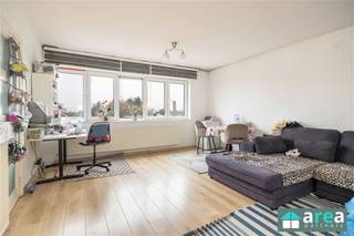 <p><span>Dit instapklaar 2 slaapkamer appartement bevindt zich op een centrale locatie in Hoboken. Het betret een appartement met terras op de 2</span><span><sup>de</sup></span><span> verdieping in een goed onderhouden appartementsgebouw. Omwille van de centrale ligging is het appartement goed bereikbaar en in de nabijheid van verschillende invalswegen (A12 &amp; Ring van Antwerpen. In de directe omgeving zijn er tal van winkels en scholen, ideaal bereikbaar te voet of met het openbaar vervoer.</span></p><p><span> </span></p><p><span>Ideaal om er zelf in te wonen of als investering.</span></p><p><span>Thans verhuurd aan €950/mnd (rendement van 5,18%)!</span></p><p><span> </span></p><p><span>Grootste troeven:</span></p><p><span>-Centrale locatie<br />-Instapklaar</span></p><p><span>-Gezellig zuidoost gericht terras (8m²)<br />-Conforme elektrische keuring!<br />-Gunstig EPC B (142 kWh/m2)!</span></p><p><span> </span></p><p><span>Indeling: langs voorzijde bevindt zich de ruime en lichte living (30m²) met aansluitend de geïnstalleerde keuken (10m²). Via de nachthal treffen we de badkamer (7m²) met ligbad en aansluiting voor het wasmachine alsook een apart toilet. Verder is er nog een extra kamer (8m²), ideaal als bureauruimte of berging. Aan achterzijde bevinden zich de 2 slaapkamers (17m² &amp; 14m²), waarvan de kleinere toegang heeft tot het zuidoost-gericht terras (8m²).</span></p><p><span> </span></p><p><span>Voor meer informatie kan u terecht bij Area Partners. INFO@area.be of 03/ 284.60.60 </span></p>