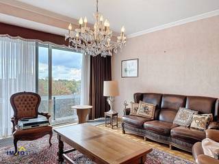 <p>Dit aangenaam appartement bevindt zich op de <strong>vierde verdieping</strong> van een verzorgd gebouw met <strong>lift</strong>.<br /><br /><br />Het beschikt over een ruime inkomhal met <strong>gastentoilet en vestiaire</strong>, een lichtrijke woonkamer met eetplaats, een <strong>praktische keuken met zithoek</strong> en <strong>aansluitende wasplaats</strong>. Verder zijn er <strong>twee mooie slaapkamers</strong> en een badkamer met douche in bad en dubbele lavabo.</p>
<p></p>
<p>Zowel aan de <strong>voorzijde</strong> als aan de <strong>achterzijde</strong> is er een <strong>terras over de volledige breedte van het appartement</strong>, zodat u <strong>de hele dag door van de zon kunt genieten</strong>. Een bijkomende troef is het <strong>prachtige, open uitzicht over de stadsrand</strong>.</p>
<p></p>
<p>Het appartement is uitgerust met <strong>centrale verwarming op aardgas</strong>, een <strong>gunstig EPC (C-label)</strong> en <strong>videofoon</strong>.</p>
<p>Bij het appartement hoort <strong>verplicht de aankoop van een garage </strong>in de ondergrondse parking voor <strong>€25.000</strong>.</p>
<p><br /><strong>Ideaal gelegen vlakbij het stadspark van Aalst en Osbroek, op wandelafstand van het centrum!</strong> Tevens vlakbij winkels (o.a. AD Delhaize) en openbaar vervoer! Ook met de wagen heeft u een vlotte aansluiting met E40 en andere verbindingswegen!<br /><br /><br /><br />Heeft u interesse of wenst u meer informatie? Neem gerust contact op met Tijl via tijl@immotijl.be of 0477 44 86 11.</p>