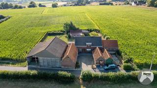 OUDENAARDE - Te renoveren hoeve +/-50are<br /><br />Bent u op zoek naar een eigendom met een uitzonderlijke ligging en een zee aan ruimte? Dan is deze woning op een perceel van ongeveer 50 are zeker een bezoek waard.<br /><br />Op het gelijkvloers bevinden zich een eetkamer, een aparte tv-kamer, een functionele keuken, twee slaapkamers en een badkamer. Via de vaste trap bereikt u de ruime zolderverdieping, die nog volledig kan worden ingericht. Hierdoor biedt de woning heel wat uitbreidingsmogelijkheden, zoals extra slaapkamers, een bureau of een hobbyruimte.<br /><br />Een absolute meerwaarde zijn de ruime bijgebouwen. Zo beschikt de eigendom over een loods van 225 m², een aanbouw/stalling en andere bijgebouwen. Deze ruimtes bieden tal van mogelijkheden voor opslag, hobby's of beroepsmatige activiteiten, voor zover de geldende stedenbouwkundige voorschriften dit toelaten.<br /><br />De unieke ligging op een perceel van circa 50 are zorgt voor een oase van rust, privacy en een prachtig open uitzicht. Een eigendom met bijzonder veel potentieel voor wie op zoek is naar ruimte en een landelijke omgeving.<br /><br />Opgelet: momenteel wordt bij de bevoegde instanties nog bevestigd welke stedenbouwkundige bestemming op deze eigendom van toepassing is. De mogelijkheden voor het gebruik van de woning en de bijgebouwen zijn afhankelijk van deze officiële bevestiging. Meer informatie is beschikbaar zodra het stedenbouwkundig attest of de bevestiging van de gemeente ontvangen is.<br /><br />Bij verdere vragen of om een bezoek te plannen, aarzel niet om ons te contacteren: 053/60.65.66<br /><br />De vermelde prijs is een richtprijs. Na ontvangst van de biedingen zal de verkoper beslissen of hij/zij de eigendom verkoopt aan het beste bod. De richtprijs is aldus niet bindend voor de verkoper. Voor meer info kunt u ons contacteren of het reglement raadplegen op onze website.