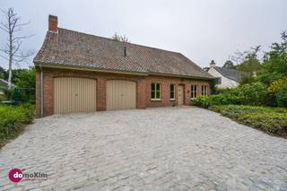 Charmante woning met 5 slaapkamers nabij het centrum van Schiplaken Binnenkomen doe je via de ruime inkomhal dewelke uitgeeft naar de leefruimte en...