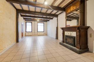 Op slechts enkele minuten wandelen van het centrum van Leopoldsburg vindt u deze ruime halfopen woning met 6 slaapkamers en een garage van maar liefst 68m². Alles wat u nodig heeft ligt binnen handbereik: winkels, openbaar vervoer, restaurants en scholen. Dankzij de nabijheid van de N18, N73 en N746 zijn niet alleen de woning zelf, maar ook omliggende gemeenten vlot bereikbaar.<br /><br />Omschrijving:<br />Bij het betreden van de woning komen we in een ruime inkomhal. Van daaruit heeft u toegang tot de lichtrijke woonkamer met gezellige open haard. Aangrenzend vindt u de volledig uitgeruste keuken met eetkamer. Achteraan bevinden zich een veranda, een douchekamer met toilet, een berging/wasplaats en een badkamer met dubbele wastafel en ligbad. Daarnaast is er op het gelijkvloers een grote slaapkamer met dressing. Deze ruimte werd in het verleden gebruikt als kapsalon, maar leent zich ook uitstekend voor andere doeleinden, zoals een praktijkruimte of kantoor.<br /><br />Via de trap in de hal bereikt u de kelder van 13m² en de eerste verdieping, waar vijf andere slaapkamers en een extra toilet zich bevinden. Via een vaste trap is ook de ruime zolder van 70m² toegankelijk, die tal van mogelijkheden biedt.<br /><br />De woning bevindt zich op een perceel van maar liefst 12a 33ca, waar u volop van het buitenleven kunt genieten.<br /><br />Tot slot beschikt de woning over een ruime garage van 68m², ideaal voor opslag of als werkruimte. Samen met de zolder en kelder biedt deze woning veel opbergruimte.<br /><br />Extra:<br />- 5 privéparkeerplaatsen<br />- De meeste ramen zijn voorzien van dubbel glas<br />- Recente condensatieketel op gas<br />- Asbestveilig<br />- De polyvalente ruimtes (gelijkvloerse slaapkamer, garage, zolder) bieden veel mogelijkheden<br /><br />Voor meer info of een bezoek contacteer ons via info@vastengoed.be of via 014/72 73 74.<br /><br />Wenst u een gratis schatting van uw eigendom? Contacteer ons via 014/72 73 74.