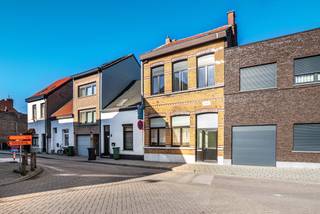 <p>De ruime woonst in de Kapelstraat 280 in Antwerpen (Hoboken) staat op een uitzonderlijk perceel van <strong>749 m²</strong> en biedt enorm veel mogelijkheden voor wie houdt van renovatie en groen. Met een <strong>bewoonbare oppervlakte van ca. 247 m²</strong>, vier slaapkamers, een bijgebouwen van ongeveer 100 m² totaliteit en een diepe tuin, vormt dit pand een ideale basis voor wie wil wonen, werken of investeren op een centrale locatie.</p>
<p>De karaktergevel heeft uitstraling, vernieuwde ramen en deur. Binnenin is het pand volledig te renoveren en dus perfect voor wie graag zijn eigen indeling en afwerking kiest. De bestemming als <strong>handel + wonen </strong>maakt het gebruik bovendien flexibel, ideaal voor zelfstandigen, ateliers, creatievelingen of wie een combinatie zoekt van wonen en werken. BEZOEKDAG zaterdag 28 MAART.</p>
<p>De troeven op een rij:</p>
<ul>
<li>Groot perceel van 749 m²</li>
<li>6 meter breed vooraan, breder naar achteren toe</li>
<li>247 m² bewoonbare oppervlakte</li>
<li>4 slaapkamers</li>
<li>Bijgebouw van ca. 100 m²</li>
<li>Centrale ligging en sterke verbinding Antwerpen–Brussel</li>
<li>Mobiscore 74%</li>
<li>Veel renovatie- en herontwikkelingspotentieel</li>
</ul>
<p>De indeling bestaat uit een ruime gelijkvloerse verdieping met vooraan een handels-/multifunctionele ruimte, leefruimtes, keuken en badkamer. Op de eerste verdieping bevinden zich meerdere slaapkamers en een extra kamer, terwijl de zolder nog bijkomend potentieel biedt. De tuin is diep en projectwaardig, ideaal voor wie een groene achtertuin, atelier of extra buitenruimte wil creëren. Alle ruimtes zijn totaal te renoveren, af te breken en herop te bouwen.</p>
<p>Het pand ligt in een buurt met winkels, scholen en openbaar vervoer op wandelafstand. De straat en omgeving zijn volop in verfraaiing, wat de toekomstige waarde alleen maar ten goede komt.</p>
Ben je op zoek naar een ruim perceel, een handelshuis met flexibiliteit en een renovatieproject met karakter? Dan is dit pand zeker jouw bezoek waard.