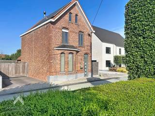 <p>Mooi gelegen vrijstaande woning in een rustige omgeving bestaande uit een inkomhal, gezellige leefruimte met eet-en zithoek, volledig uitgeruste keuken met eetplaats, was/bergplaats, ingerichte badkamer (douche, ligbad, lavabomeubel en toilet) en een gezellige tuin met een groot terras (deels overdekt) met achterliggend bijgebouw. Op het verdiep zijn 3 slaapkamers en een vaste trap naar de geïsoleerde zolder.</p>
<p></p>
<p>Extra troeven:</p>
<ul>
<li>Voorzien van zonnepanelen</li>
<li>Conforme keuring elektriciteit</li>
<li>Regenwaterput</li>
<li>Oprit met elektrische poort</li>
<li>Droge kelder</li>
<li>Private tuin met tuinberging en bijgebouw</li>
<li>Instapklaar</li>
</ul>
<p></p>
<p>Deze woning is te koop ZONDER makelaar via het concept van Smart Houses! Wenst u verdere inlichtingen of bezoek? Contacteer rechtstreeks de eigenaar via 0468/29.24.85</p>