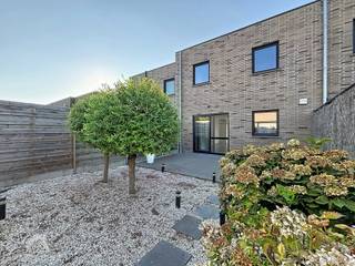 <p>Deze stijlvolle BEN-woning combineert een rustige topligging in Kuurne met hedendaags wooncomfort en een energiezuinige afwerking. Je wordt verwelkomd in de inkomhal met gastentoilet, waarna de lichtrijke leefruimte meteen indruk maakt. Dankzij de grote raampartijen vloeien binnen en buiten naadloos in elkaar over. De open, volledig geïnstalleerde keuken vormt het hart van de woning en kijkt uit op de zonnige, zuidgerichte tuin.</p>
<p>De onderhoudsvriendelijke buitenruimte is een echte troef, met een gezellig terras, een overdekte loungehoek en een tuinhuis. Dé ideale plek om te genieten van lange zomeravonden of een rustige ochtendkoffie.</p>
<p>Op de verdieping wachten drie volwaardige slaapkamers en een stijlvolle badkamer met bad, douche, lavabo en toilet. De praktische berging met wasplaats zorgt voor extra comfort in het dagelijkse leven. Bovendien beschik je over een aparte carport op slechts 20 meter van de woning.</p>
Ben je op zoek naar een instapklare, energiezuinige gezinswoning waar rust, ruimte en modern wooncomfort centraal staan? Dan is dit jouw nieuwe thuis!<br /><br />Extra troeven<br /><br />
<ul>
<li>Bijna Energie Neutraal</li>
<li>airco</li>
<li>zonnepanelen</li>
<li>7500 l regenwater</li>
<li>lamellen en gordijnen inbegrepen</li>
<li>carport</li>
<li>topligging</li>
</ul>
<br />Deze woning is te koop ZONDER makelaar via het concept van Smart Houses. Wenst u verdere inlichtingen of een bezoek? Contacteer rechtstreeks de eigenaar via 0475/66.46.93
