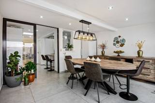 Gerenoveerde ééngezinswoning met drie tot vier slaapkamers, garage en tuin te Boom!De woning is als volgt ingedeeld: via de inkomhal betreedt men de...