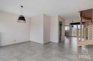 Bent u op zoek naar een ruim duplex appartement met twee terrassen, een garagebox, een grote bergruimte en gelegen op een toplocatie in...