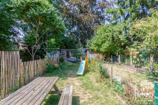 Wenst u <strong>rustig </strong>te wonen omgeven door <strong>groen </strong>en in de nabijheid van het Gentse stadcentrum? Dan is deze <strong>perfect instapklare woning</strong> gelegen te Mariakerke zeker een bezoek waard.<br /><br />In de <strong>heerlijk zonnige tuin</strong> is het de hele dag door genieten van het ruisen van de bomen, appels van eigen kweek en de occasioneel passerende eekhoorn. Om optimaal van de tuin te genieten zijn er stopcontacten voorzien in de tuin en het tuinhuis.<br /><br />De woning zelf is voorzien van een inkomhal en een ruime, <strong>lichtrijke leefruimte</strong>. Aansluitend bevindt zich de recent vernieuwde, volledig voorziene keuken (2024). Achteraan geniet je van een lichtrijke veranda met toegang tot de gezellige tuin.<br /><br />Op de eerste verdieping bevinden zich <strong>twee ruime slaapkamers</strong> waarvan één met een volledige wand aan ingemaakte kasten. De bovenverdieping biedt plaats aan een <strong>derde volwaardige slaapkamer</strong> en een praktische berging. Naargelang de woonwensen biedt deze woning met de drie volwaardige slaapkamers voldoende ruimte voor een gezin, hobbyruimte of bureau.<br /><br />De recente energetische renovaties waaronder het dak, centrale verwarming, verlichting en de <strong>10 zonnepanelen</strong> zorgen voor een <strong>beperkt energieverbruik </strong>(EPC B). <br /><br />Verder is de ligging een bijzondere troef. Het einde van de straat mondt uit in het natuurreservaat De Bourgoyen en zowel het centrum van Gent als het station Gent-Sint-Pieters liggen op zo'n kwartiertje fietsen. Kortom, een ideale en unieke combinatie van rust, natuur, stadsleven en een vlotte bereikbaarheid met alle voorzieningen op wandel- en fietsafstand. Ook het jaarlijks straatfeest staat bij alle buren aangestipt in de agenda. <br /><br />De huidige bewoners maakten er de afgelopen jaren een fijne thuis van, dus je komt terecht in een gezellige, verzorgde en instapklare woning.<br /><br />Kom zelf de vele troeven van de woning ontdekken en maak uw afspraak voor een bezoek ter plaatse. <strong>Contacteer Gijs</strong> via<strong> gijs@convas.be</strong> of <strong>0492 84 48 24</strong> (telefonisch of via Whatsapp).<br /><br /> 