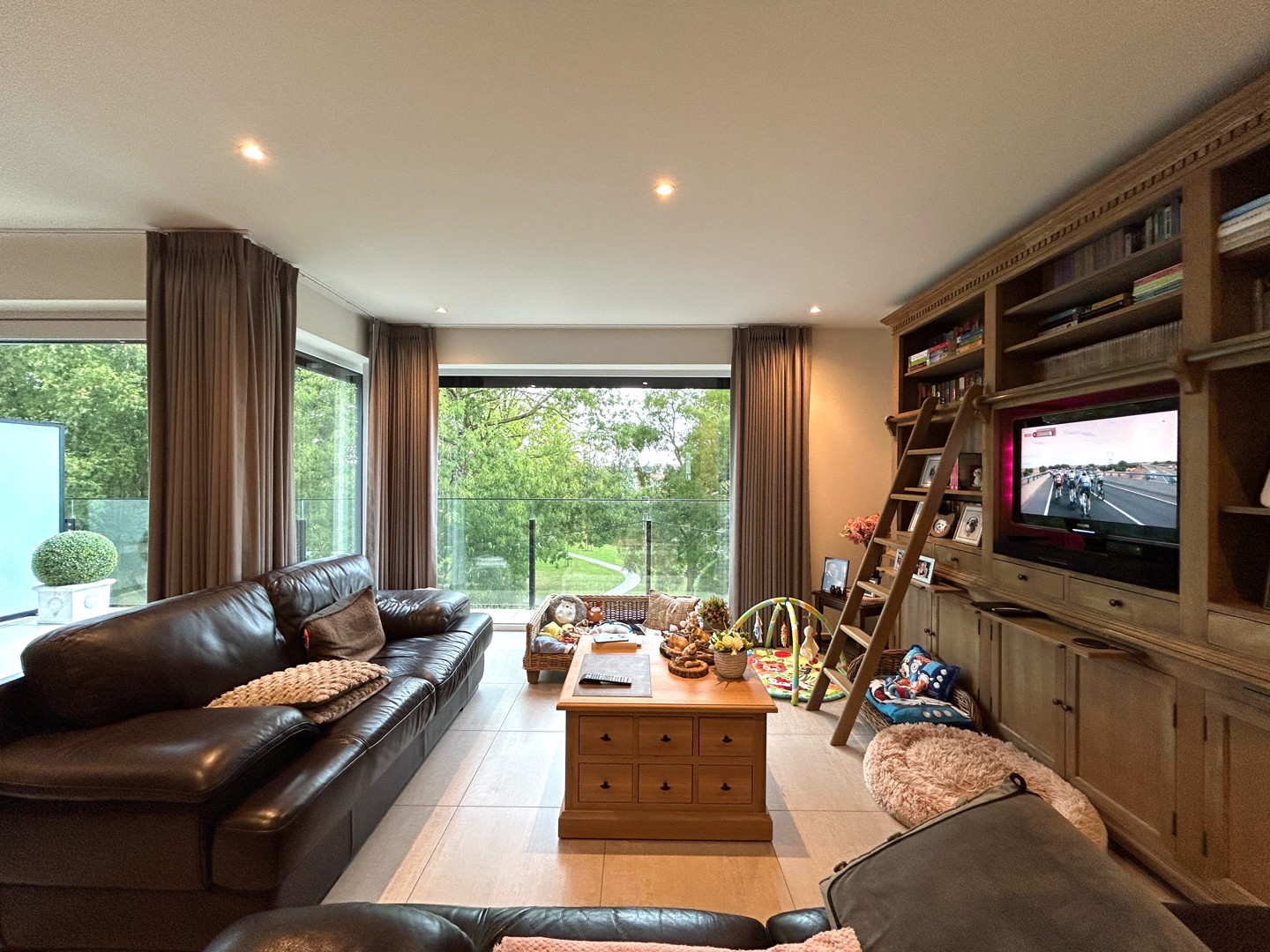 Instapklaar twee-slaapkamerappartement met zicht op stadspark te centrum Roeselare! - foto 3