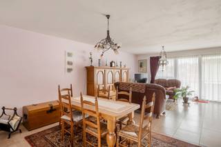 <p><strong>Ruim appartement op de eerste verdieping, rustig gelegen in Essen, op korte afstand van het station en het centrum. </strong>Dit appartement combineert een aangename woonomgeving met een vlotte bereikbaarheid en is ideaal voor wie comfortabel wil wonen in een rustige buurt, dichtbij alle voorzieningen.</p>
<p>Het appartement beschikt over een terras aan de voorzijde, twee slaapkamers, een praktische berging met aansluiting voor was- en droogmachine en een ondergrondse staanplaats.</p>
<p><strong>Indeling:<br /></strong>- Een inkomhal<br />- Een <strong>open en lichtrijke leefruimte</strong> met zit- en eetplaats<br />- Een <strong>ingerichte open keuken</strong> met voldoende kastruimte<br />- <strong>Twee volwaardige slaapkamers</strong><br />- Een <strong>badkamer </strong>met lavabo en ligbad<br />- Een <strong>berging/wasplaats</strong> met aansluiting voor wasmachine en droogkast<br />- Een <strong>terras </strong></p>
<p><strong>Bijzonderheden:<br /></strong>- Appartement gelegen op de eerste verdieping<br />- Terras aan de voorzijde<br />- Twee slaapkamers<br />- Ondergrondse staanplaats inbegrepen<br />- Rustige ligging in Essen<br />- Dichtbij station en centrum<br />- 100€ gemeenschappelijke kosten per maand</p>