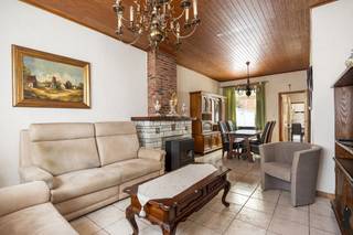 Ruime gezinswoning met tuin &amp; atelier te Hamme <br /><br />Op zoek naar een woning die je volledig naar eigen smaak kan renoveren? Deze ruime gezinswoning biedt tal van mogelijkheden en een solide basis om jouw droomhuis te creëren.<br /><br />Je betreedt de woning via de inkomhal, die toegang geeft tot de gezellige leefruimte met zithoek en eetplaats. Aansluitend bevindt zich de keuken, waar voldoende ruimte is voor een extra zitplaats. Vanuit de keuken kom je in de praktische wasplaats.<br /><br />Een extra troef is de zijingang, ideaal voor het stallen van fietsen of het vlot binnen- en buitenbrengen van afval.<br /><br />Op de eerste verdieping vind je de badkamer en twee volwaardige slaapkamers. Via een vaste trap bereik je de zolderverdieping, waar de mogelijkheid bestaat om nog twee extra slaapkamers te creëren. Er is reeds een raam voorzien.<br /><br />Buiten geniet je van een aangename, gezellige tuin met terras. Daarnaast is er een ruime atelier met twee bouwlagen, perfect als werkruimte, hobbyruimte...<br /><br />Algemeen:<br />- EPC: F<br />- Verwarming via gaskachels<br />- Te renoveren naar eigen smaak<br />- Ruime en lichtrijke gezinswoning<br /><br />Kortom, een woning met karakter, ruimte en tal van mogelijkheden voor wie op zoek is naar een renovatieproject met toekomst.<br /><br />Graag een bezoek? Contacteer ons via waasland@deboerenpartners of 03.377.55.00