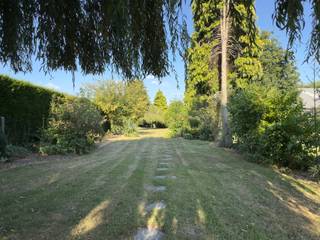 Leuke, charmante woning met 4 slaapkamers en een prachtige tuin. Op een perceel van 1.050 m² geniet u van alle rust in een groene omgeving...