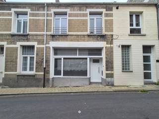 <p><span>TEMSE </span><span>- Ben je op zoek naar een leuke woning in het centrum van Temse? Kijk dan snel even verder!</span></p><p><span> </span></p><p><span>Enkele troeven op een rij:</span></p><ul><li><span>Centraal gelegen in Temse, vlakbij scholen en winkels</span></li><li><span>Eenrichtingsverkeer met parking in de omliggende straten</span></li><li><span>Vlot bereikbaar (vlakbij E17 en N16)</span></li><li><span>Station en bushaltes op wandel- en fietsafstand</span></li><li><span>3 volwaardige slaapkamers</span></li></ul><p><span> </span></p><p><span>De indeling is als volgt:</span></p><p><span>Gelijkvloers</span><span>:</span><span> sfeervolle woonkamer, nachthal met trappenhal en een grote, ingerichte leefkeuken voorzien van alle toestellen (kookplaat, oven, koelkast, dampkap). Verder is er een praktische kelder en een ruime koer.</span></p><p><span>1ste verdieping: drie volwaardige, ruime slaapkamers.</span></p><p><span>Zolder</span><span>:</span><span> Een grote zolderverdieping, perfect te gebruiken als extra bergruimte.</span></p><p><span> </span></p><p><span>Onmiddellijk </span><span>beschikbaar</span></p><p><span>Huurprijs</span><span>: € 950 / maand</span></p><p><span>EPC</span><span>: 263</span></p><p><span> </span></p><p><span>Interesse in deze woning? Vraag dan snel je bezoek aan via onze website!</span></p>