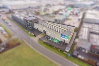 Bedrijfsgebouw te huur naast de E17 in Waregem. Het gebouw is voorzien van een magazijn van ca. 1.270 m² en een kantoor van ca. 665...