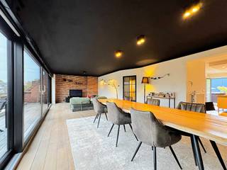 Heel ruim duplex appartement (4 slaapkamers) met 2 terrassen, zolder en kelderberging op topligging!Dit gerenoveerd, instapklaar appartement is...