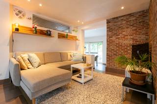 <p>Op zoek naar rust, ruimte en comfort? Ontdek deze instapklare woning met een prachtig uitzicht op groen. Deze woning combineert een landelijke ligging met praktische voorzieningen en uitbreidingsmogelijkheden.<br /><br />Indeling: inkomhal, zéér ruime fraaie leefruimte met salon- en bureauhoek, keuken (gasfornuis) en eetplaats deze hebben zicht en connectie met de prachtige tuin. Verder beschikt het gelijkvloers over een ruime berging/wasplaats, gastentoilet en hobbyruimte/garage/schuur. <br /><br />Op het verdiep zijn er 3 slaapkamers en de fraaie badkamer met vrijstaand bad, toilet en douche. <br /><br />Prima energiescore (label c), dankzij het vernieuwde geïsoleerde dak (12cm), centrale verwarming (gas) en warmtepomp (lucht/lucht). <br /><br />Achteraan bevindt zich de zeer fraaie tuin met ruim terras met zicht op de achtergelegen velden. <br />Via de tuin heeft u eveneens toegang tot de hobbyruimte/schuur als tot de straat via de oprit.</p>
<p>Alvast even binnenkijken?<strong> </strong>Klik op het 360°-icoontje of bezoek de woning via deze link: https://my.matterport.com/show/?m=h8WFWykYQac<br />Interesse of meer info? Contacteer Jens via 052/690.691 of jens@immotijl.be</p>