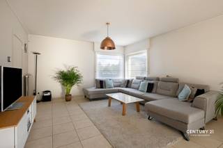 www.blauwvoetstraat10.beOp een rustige, residentiële locatie nabij het centrum van Otegem, krijg je de kans om deze, goed onderhouden, ruime woning te ontdekken! De woning verwelkomt je via een ruime inkomhal met veel lichtinval en een apart gastentoilet. Daarna komen we in de leefruimte, bestaande uit een gezellige zithoek en eetplaats. Via het grote schuifraam is er mooi, groen uitzicht en toegang naar de West-geörienteerde terras en onderhoudsvriendelijk, aangelegde tuin. Aanpalend aan de leefruimte bevindt zich de halfopen, volledig ingerichte keuken die hetzelfde groene zicht en toegang biedt naar de tuin. Naast de keuken bevindt zich de technische berging met aparte wasplaats en een toegang via de zijdeur. De voormalige garage die nu is ingericht als praktisch thuis-bureau en heeft ook de toegang naar de droge kelder. Op de 1e verdieping krijg je maar liefst 3 grote kamers en een mooie badkamer met aparte douche, ligbad, wastafel en toilet. Er is ook nog een praktische bergzolder aanwezig. Aan de buitenzijde werd de woning voorzien van een onderhoudsvriendelijke omgeving, met een groene voortuin, een oprit voor 3 wagens, carport met een elektrische laadpaal, een zonnig terras voorzien van een luifel, een leuke, grote tuin met tuinberging/tuinhuis. Wil jij komen wonen in 1 van de meest gegeerde buurten van Otegem, op een leuke, kindvriendelijke locatie, nabij het centrum in alle rust? Dan is dit jouw kans. Wens je meer informatie of een bezoek? Neem contact met Stein via 0468 41 38 48 of stein@immovercoutere.be