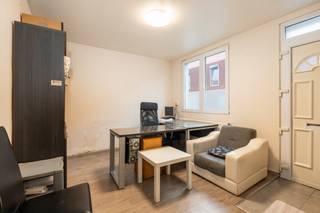 <p>Opbrengst portefeuille te koop bestaande uit 3 afzonderlijke woningen in Hamme.</p>
<p>Betreft onderstaande adressen:<br />Loystraat 88 - 135 m² - 2 slp/ 3 mogelijk, badkamer, toilet, woonkamer/keuken, berging - EPC F<br />Verbindingsstraat 2 - 30 m² - 2 slp, badkamer, woonkamer/keuken, terras, garage - EPC F<br />Verbindingsstraat 2A - 50 m² - 1 slp, badkamer, woonkamer/keuken - EPC F</p>
<p>Deze opbrengsteigendom omvat drie afzonderlijke woningen die samen als één project worden aangeboden. Alle woningen zijn momenteel verhuurd, wat zorgt voor een onmiddellijk rendement van 4,6% en een interessante investering in vastgoed. Het geheel is rustig gelegen in een residentiële omgeving nabij het centrum van Hamme, met een vlotte verbinding naar belangrijke invalswegen en omliggende gemeenten. Dankzij de combinatie van bereikbaarheid, verhuurpotentieel en stabiele huuropbrengsten vormt dit project een interessante opportuniteit voor investeerders die op zoek zijn naar een vastgoedproject met direct rendement.</p>
<p>Belangrijkste ruimtes:<br />• Drie afzonderlijke woonentiteiten<br />• Woonkamers met functionele indeling<br />• Keukens met praktische inrichting<br />• Badkamers<br />• Slaapkamers</p>
<p>Troeven:<br />• Opbrengst portefeuille bestaande uit 3 afzonderlijke woningen<br />• Alle woningen zijn verhuurd met een totaal rendement van 4,6%<br />• Rustige ligging nabij centrum en invalswegen</p>