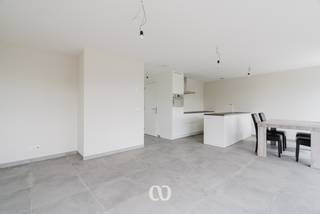 Ben jij op zoek naar een energiezuinig nieuwbouwappartement met één slaapkamer en een terras op een vlot bereikbare ligging in Eine? Gevonden!<br /><br />De kwalitatieve afwerking, het EPC-label A, de zonnepanelen, de airconditioning en de centrale ligging vlakbij de Schelde, het centrum van Oudenaarde, de N60 en tal van winkels zijn maar enkele van de vele troeven die we hier terugvinden!<br /><br />INDELING:<br /><br />Het appartement bevindt zich in het voormalige "Café De Sterre", waar karakter en hedendaags wooncomfort op een geslaagde manier gecombineerd werden.<br /><br />Je komt het appartement binnen via de inkomhal. Van hieruit heb je toegang tot het aparte toilet, de handige berging en de moderne badkamer met inloopdouche. Verder kom je terecht in de lichtrijke leefruimte met open keuken, die uitgerust is met kwalitatieve toestellen. Dankzij de grote raampartijen geniet je hier van een aangename lichtinval.<br /><br />Aansluitend bevindt zich de ruime slaapkamer met rechtstreekse toegang tot het gezellige terras.<br /><br />STAANPLAATS EN BERGING:<br /><br />Op het gelijkvloers beschikt het appartement over een private autostaanplaats en een praktische berging. Deze worden samen mee aangeboden aan 15.000 EUR. Het gebouw is bovendien uitgerust met een lift.<br /><br />Dit stijlvolle appartement maakt deel uit van een kleinschalige residentie, wat zorgt voor een rustige en aangename woonomgeving.<br /><br />BELANGRIJK:<br />De verkoop gebeurt onder het btw-stelsel van 21%.<br /><br />Lijkt dit appartement wel iets voor jou? Aarzel dan zeker niet en contacteer ons vandaag nog voor een bezoek!