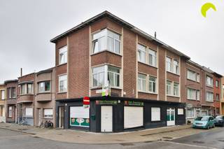 <p><span>Dit opbrengsteigendom is gelegen te 2020 Antwerpen, het openbaar vervoer, scholen en invalswegen bevinden zich in korte nabijheid. </span></p><p><span>Het gebouw bestaat uit 3 appartementen, (één met drie slaapkamers, één met 2 slaapkamers en één met één slaapkamer ) en een commercieel gelijkvloers. </span></p><p><span>Het commercieel gelijkvloers en de drie appartementen zijn momenteel verhuurd en hebben een totale huuropbrengst van +- € 3.900/maand.<br /><br /></span><span>Indeling:</span><span><br /></span><span>Gelijkvloers:</span><span> handelspand<br /></span><span>Appartementen:</span><span> </span></p><p><span>1) Op de eerste verdieping bevindt zich een appartement met drie slaapkamers, woonkamer met aansluitend de keuken/eetkamer, badkamer met toilet, een aparte ingang is voorzien.</span></p><p><span>2) Op de tweede verdieping bevinden zich twee appartementen met gelijkaardige indeling, één appartement heeft twee slaapkamers, het tweede appartement beschikt over één slaapkamer.</span></p><p><span>Het gebouw is volledig onderkelderd.</span></p><p><span> </span></p><p><span> </span></p><p><span>Nuttige informatie:</span></p><ul><li><span>EPC GLV: F-label</span></li><li><span>EPC 1eV: 254 kWh/m²j-label C</span></li><li><span>EPC 2eV R: 632 kWh/m²j-label </span></li><li><span>EPC 2e V L: 618 kWh/m²j-label F</span></li><li><span>Afzonderlijke meters voor de nutsvoorzieningen</span></li><li><span>Elektriciteitsattesten conform </span></li></ul><p><span>Renovatieverplichting van toepassing</span></p><p><span> </span></p><p><span>P-score (perceelscore: klasse C)</span></p><p><span>G-score (gebouwscore: klasse C)</span></p><p><span> </span></p><p><span>Voor een bezoek ter plaatse kan u ons contacteren op het nummer 03 449 42 41 of mail ons via <span>hallo@habicom.be</span></span></p><p><span>Benieuwd naar de waarde van jouw woning? Check het gratis op <span>www.watismijnhuiswaard.be</span></span><span> </span></p><p><span> </span></p><p><span> </span></p>