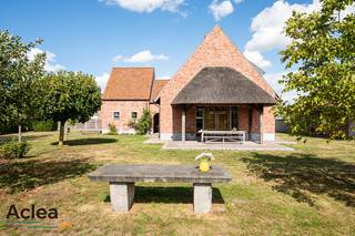 In het landelijke Sint-Laureins bevindt zich dit uitzonderlijk charmante landhuis op een perceel van ca. 6.000 m², waar authenticiteit, vakmanschap...