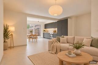 Ontdek dit instapklare en smaakvol gerenoveerde gelijkvloers appartement, ideaal gelegen aan het Hillegemplein 16B in het charmante Herzele. Deze ligging biedt een mooie balans tussen rust en bereikbaarheid: je woont hier in een aangename, residentiële omgeving met vlotte toegang tot lokale handelaars, scholen en openbaar vervoer, terwijl ook de verbindingswegen richting grotere steden zich op korte afstand bevinden.<br /><br />Het appartement heeft een bewoonbare oppervlakte van ca. 90 m² en verwelkomt je via een inkomhal die leidt naar een lichtrijke leefruimte — een aangename plek om te ontspannen of gasten te ontvangen. De aparte keuken is functioneel ingericht en geeft rechtstreeks toegang tot het terras en de privatieve staanplaats, wat zorgt voor extra comfort in het dagelijks gebruik.<br /><br />Verder beschikt het appartement op het gelijkvloers over een volwaardige slaapkamer, een moderne badkamer en een praktische technische ruimte. Een absolute troef is de extra kamer op de eerste verdieping van maar liefst 32 m², ideaal als tweede slaapkamer, bureau, hobbyruimte of polyvalente ruimte.<br /><br />De privatieve staanplaats dient verplicht aangekocht te worden voor €10.000.<br /><br />👉 Ideaal voor starters, koppels of investeerders die op zoek zijn naar een energiezuinige en praktisch ingedeelde woonst op een goede locatie.<br /><br />De stedenbouwkundige inlichtingen zijn in aanvraag.<br /><br />📩 Voor meer informatie of het plannen van een bezoek kan u contact opnemen met Nils.