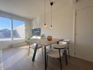 <p>Binnenin verwelkomt een lichtrijke woonkamer met een open, uitgeruste keuken.</p><p>De keuken is voorzien van alle nodige apparatuur, waaronder inductie kookplaat, oven, dampkap, koelkast en vaatwasser.</p><p>Verder beschikt het appartement over een slaapkamer, een bureauruimte/dressing en een badkamer met douche en toilet.</p><p></p><p>De grote troef is ongetwijfeld het ruime terras waar het heerlijk vertoeven is in alle rust en privacy.</p><p>Het appartement werd recent gerenoveerd met aandacht voor comfort en energiezuinigheid, waardoor het instapklaar is.</p><p></p><p>De ligging is uitstekend: op wandelafstand van het centrum van Deinze, met winkels, scholen en openbaar vervoer in de onmiddellijke nabijheid. </p><p>Dankzij de vlotte verbinding met de E17 en de N35 bereik je moeiteloos steden als Gent, Waregem en Kortrijk.</p><p>Dankzij de combinatie van een gunstige ligging en een private buitenruimte is dit appartement ideaal voor wie op zoek is naar een aangename woonst nabij het centrum van Deinze.</p><p></p><p>Syndic: € 20,00</p><p>Alle meubels zijn overneembaar!</p>