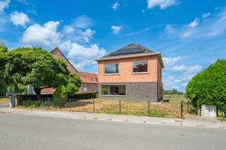 Deze op te frissen open bebouwing bevindt zich op een boogscheut van het centrum van Belsele en vlakbij het station. Op een perceel van 1079m2 biedt deze woning u op het gelijkvloers een inkomhal met een apart toilet, een lichtrijke living met gezellige houthaard, een grote en ingerichte keuken, een grote garage met automatische sectionaal poort en voldoende extra bergruimte. Op de eerste verdieping zijn er 3 slaapkamers en een badkamer met douche, bad, lavabo en toilet. Grote opbergzolder met valluik. De ruime tuin met een prachtig landelijk zicht is ongetwijfeld één van de troeven van deze woning. De ramen zijn voorzien van dubbele beglazing en automatische rolluiken beneden. Centrale verwarming op aardgas. De woning beschikt over 13 zonnepanelen en heeft een gunstige EPC score (label B). Goede verbinding naar E17. Diverse fiets- en wandelroutes in de directe omgeving. Ontdek samen met ons de mogelijkheden van deze ruime woning en boek vandaag nog uw afspraak. 