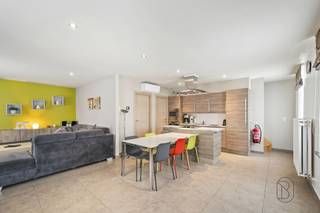 <p>Dit charmante huis is perfect instapklaar, goedgelegen in de Vlaamse Ardennen, de ideale investering! <br /><br />INDELING: gezellige leuke lichtruimte met open geïnstalleerde keuken, handige grote berging/wasplaats (ideaal voor fietsers), mooie badkamer, en op het verdiep bevinden zich 2 slaapkamers. <br />Handige extra grote (fietsen)berging.<br /><span>Compact perceel zonder tuin, ideaal als investering of starterswoning.</span> <br /><br />TROEVEN: goeie ligging, voorzien van zonnepanelen, perfect onderhouden en instapklaar. Mooie opbrengsteigendom. <br /><br />Bezoek na afspraak met Immo Beguin: info@immobeguin.be</p>