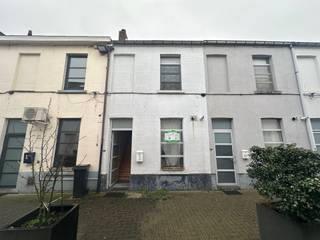 <p><span>NL. Telefonisch worden geen bezoekmomenten geregeld. Wenst u een bezoek? Gelieve dan het invulveld van deze website te vervolledigen met uw naam, uw telefoonnummer en uw e-mailadres. Wij zullen u vervolgens uitnodigen voor een bezichtiging.<br />FR. Aucune visite n'est organisée par téléphone. Vous souhaitez une visite ? Remplissez le formulaire de ce site web en indiquant votre nom, votre numéro de téléphone et votre adresse e-mail. Nous vous inviterons ensuite à une visite.<br />EN. Visits will not be arranged by phone. Would you like a visit? Then please complete the form on this website with your name, phone number and e-mail address. We will then invite you for a viewing. </span></p><p><span> </span></p><p><span>Deze woning is gelegen op een autovrij woonerf in het centrum van de stad Aalst.</span></p><p><span>Het huis biedt op de gelijkvloerse verdieping een uitgeruste keuken, badkamer met douche en voorziening wasmachine. </span></p><p><span>Op de eerste verdieping is de leefruimte en op de tweede verdieping is er een slaapkamer.</span></p><p><span><br />Verwarming met centrale verwarming op aardgas.</span></p><p><span>EPC: 158 kWh/m².  </span></p><p><span> </span></p><p><span>Huurprijs 700 euro/maand. 3 maanden huurwaarborg bij Korfine. </span></p><p><span> </span></p><p><span>Bezoekdag: DONDERDAG 29/01/2026 - 16:30 en 16:45.</span></p><p><span> </span></p>