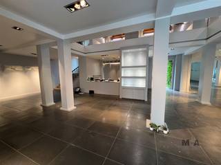 Te Huur: Exquisiete winkelruimte met bijzondere geveluitstralingDit vakkundig gestileerde en monumentale pand, waar jarenlang een bekende modezaak...