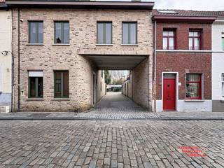 Dit garagecomplex is gelegen op wandelafstand van 't Zand.