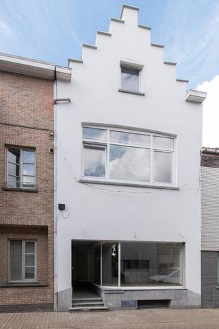 Dit opbrengsteigendom te koop is gelegen langs de Mariastraat te Oudenburg.<br />Bestaande uit een winkel-/handelsruimte op het gelijkvloers en een ruim, lichtrijk appartement op de bovenliggende verdieping. Een unieke kans voor wie wonen en werken wil combineren, of op zoek is naar een interessante vastgoedinvestering met dubbel rendement!<br /><br />Indeling: <br />* Gelijkvloers verdieping:<br />- inkomhal met toegang tot het appartement en afzonderlijke toegang tot de handelsruimte<br />- handelsruimte voorzien van een etalage, geïnstalleerde open keuken, berging, sanitaire voorzieningen en koertje <br /><br />* Eerste verdieping: <br />- hal<br />- lichtrijke leefruimte <br />- keuken uitgerust met een spoeltafel, gasfornuis, oven en aansluiting voor een wasmachine en/of vaatwas <br /><br />* Tweede verdieping:<br />- badkamer voorzien van een douche, toilet en badkamermeubel<br />- slaapkamer 1 (16m²)<br />- slaapkamer 2 (12m²)<br /><br />* Zolderverdieping (20m²), nog verder af te werken naar eigen wens (vloer nog te voorzien) <br /><br />Bovendien beschikt het pand over een kelder (35m²). <br /><br />Pluspunten:<br />- conforme elektrische keuring<br />- mogelijkheid overname koelcel en industriële vaatwas<br />- zeer centrale ligging<br />- vlotte verbinding met Oostende, Brugge, ....<br />- perfecte combinatie tussen handel op het gelijkvloers en wonen erboven <br />- tal van mogelijkheden!<br />- afzonderlijke inkomhal voor het appartement <br />- basisakte reeds voorhanden<br /><br />Bent u klaar om uw ondernemersdroom hier te realiseren?<br />Aarzel niet en neem vandaag nog contact met ons op voor meer informatie of om een bezichtiging ter plaatse!<br /><br />Bestuursmaatregelen in het maatregelenregister: in aanvraag