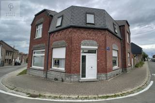 Charmante woning met tal van mogelijkheden in het rustige Attenhoven.<br /><br />Deze karaktervolle woning, gelegen in de August Robijnsstraat 15 te Attenhoven, vormt een interessant renovatieproject voor wie op zoek is naar ruimte, potentieel en een rustige ligging in een landelijke omgeving.<br /><br />Voor alle foto’s en de volledige tekst, surf naar onze eigen website www.pierco.be<br /><br />Attenhoven is een rustige deelgemeente van Landen waar u kan genieten van het dorpsgevoel, terwijl u toch geniet van een vlotte bereikbaarheid richting Landen, het treinstation en de E40. Een ligging die bijzonder interessant is voor pendelaars richting Leuven, Brussel of Luik.<br /><br />De woning is gelegen op een perceel van 3are61ca en beschikt over verrassend veel ruimte en mogelijkheden.<br /><br />Bij het betreden van de woning merkt u meteen de authentieke elementen en de solide basis van deze woning op. De leefruimte met zichtbare houten balken straalt karakter en gezelligheid uit en biedt tal van mogelijkheden om hier een warme thuis van te maken.<br /><br />Verder beschikt de woning over meerdere ruime kamers, een zolderruimte met potentieel en verschillende bergruimtes/kelders.<br />Buiten treffen we een gezellige stadstuin/koer waar u met de nodige creativiteit een aangename buitenruimte kan creëren.<br /><br />Deze woning is ideaal voor handige mensen, investeerders of kandidaat-kopers die op zoek zijn naar een woning die ze volledig naar eigen smaak kunnen renoveren en inrichten.<br /><br />Bovendien werd er in 2023 een omgevingsvergunning afgeleverd voor het creëren van bijkomende bouwloten op het perceel. Dit biedt interessante toekomstmogelijkheden voor wie verder wenst te ontwikkelen of investeren.<br /><br />EPC: 575 kWh/m²jaar – label F (renovatieverplichting van toepassing).<br /><br />Bent u op zoek naar een woning met potentieel, karakter en mogelijkheden op een rustige locatie? Dan is deze eigendom zeker een bezoek waard.<br />