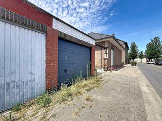 Garage à vendre à Wuustwezel, Rijsvennenstraat.<br /><br />Cela concerne un box de garage avec un portail fermé (manuel).<br />Idéal pour ceux qui recherchent un parking supplémentaire dans le centre animé du village, un abri sûr pour les personnes âgées, ou simplement comme espace de stockage ou investissement supplémentaire.<br /><br />Dimensions :<br />- superficie d'environ 20 m²<br />- largeur d'environ 3 m<br />- profondeur d'environ 7 m<br />- hauteur d'environ 2 m <br /><br />Disponible immédiatement !<br /><br />Intéressé ?<br />Demandez votre visite via veerle.pierar@dewaele.com ou le 03/369.42.50.<br />(ré) Acheter ou (louer) dans le Noorderkempen ?<br />Si vous avez des questions, vous pouvez toujours nous contacter ! Immobilier Dewaele<br /><br />Registre des mesures: non<br /><br />Les images générées par l’IA sont fournies en guise d'inspiration. Elles ne tiennent pas compte des spécifications techniques, ni des renseignements urbanistiques, ni des possibilités concrètes de réalisation.